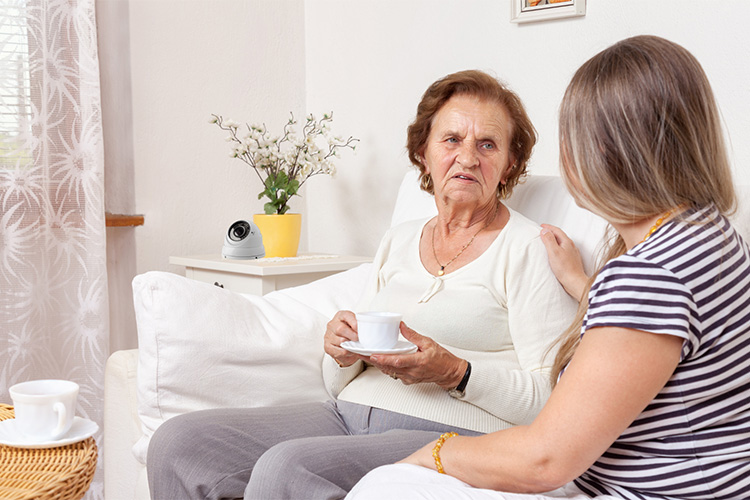 telecamere in casa per anziani e privacy badante